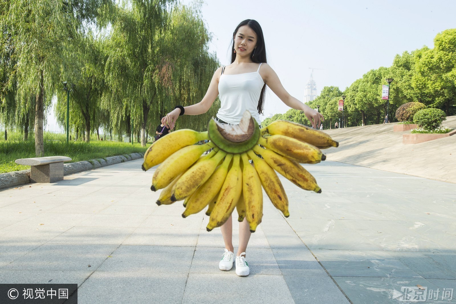 脑洞大开!水果蔬菜"穿"上街头 创意十足