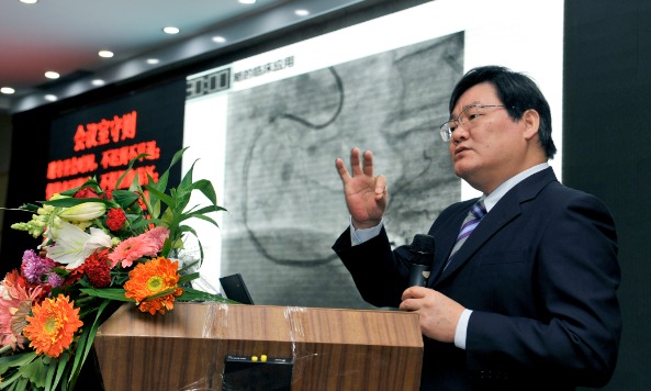 武汉大学人民医院江洪教授在作专题学术讲座