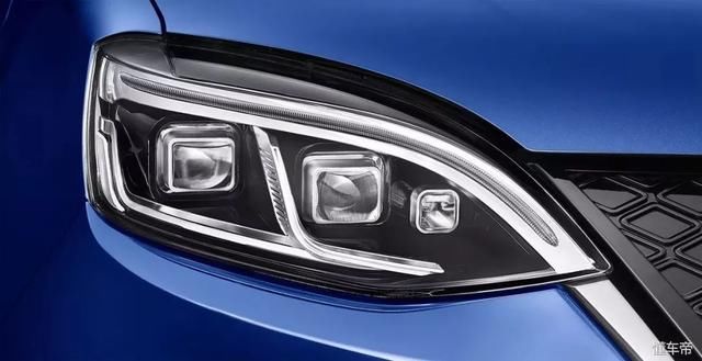 前中网采用了纺锤体造型设计,黑色网格状格栅运动感十足.