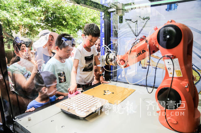 日照机器人大赛:机器人下五子棋棋力很深厚