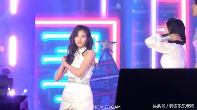 韩女团twice超镇定演出表演到一半内衣肩带弹