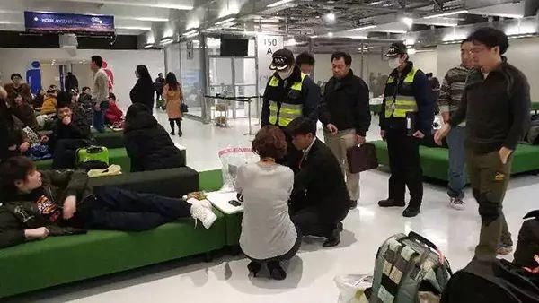 中国游客大闹日本机场,高唱国歌