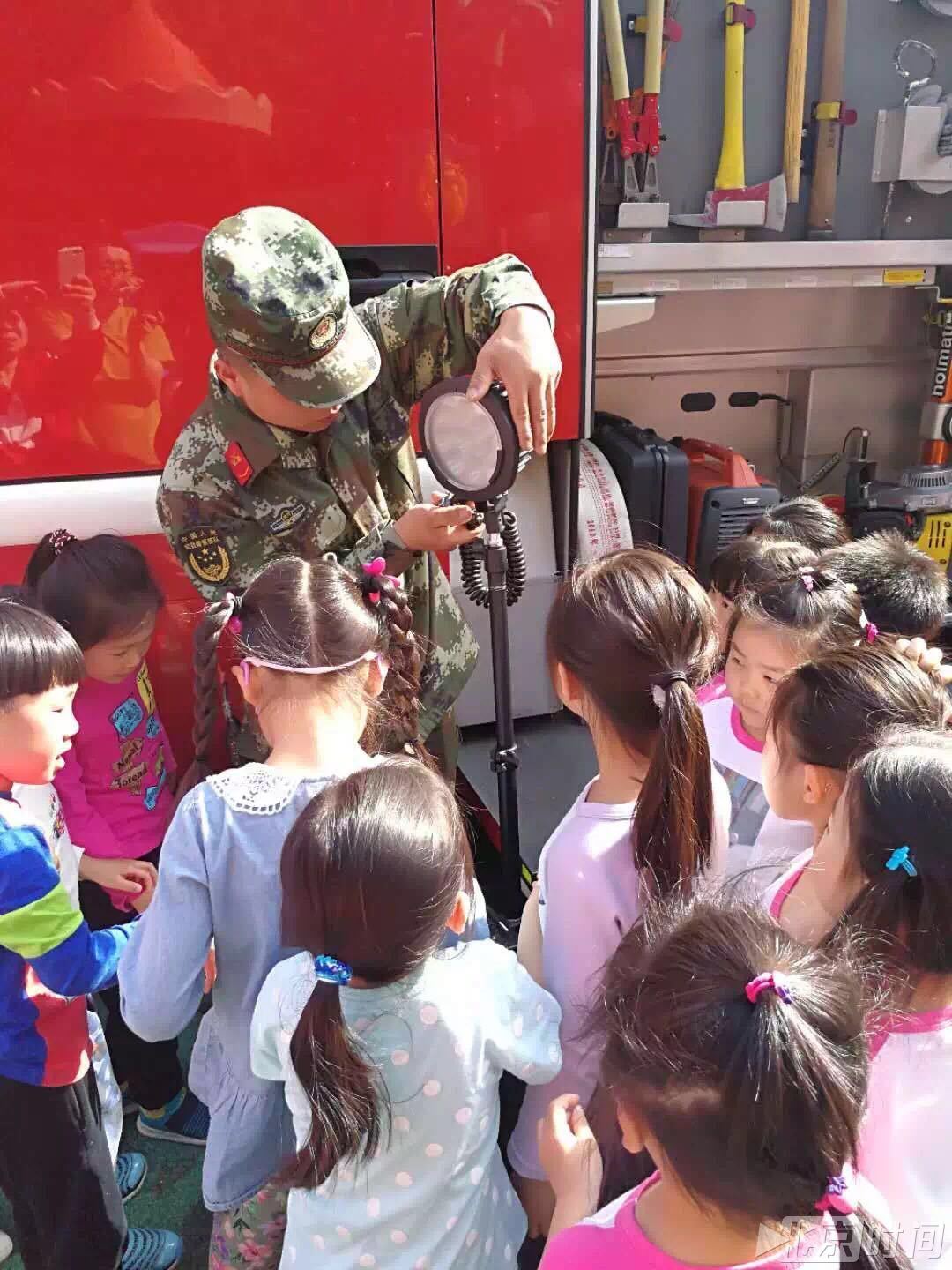 消防车开进了幼儿园 萌娃:长大后当一名消防员