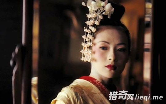 岩崎峰子曾回忆说，伊丽莎白女王对艺伎不理不睬，还不吃艺伎们精心准备的饭菜。岩崎峰子在谈话间与菲利普亲王发生了几个亲昵的小动作，女王顿时气翻，并在当晚与菲利普亲王分床而睡。