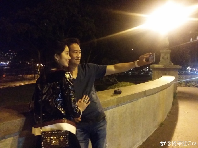 杨采钰与刘亦菲干爹热吻 酷似奶茶妹妹沈傲君