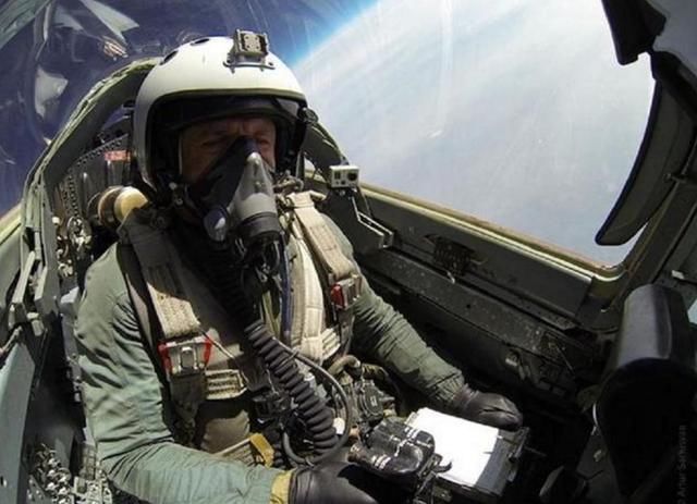 飞行员空遇故障,为保生命直接跳机,90名学生被