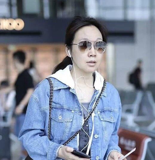 闫妮这次扛不住了!素颜现身老了不止十岁,网友