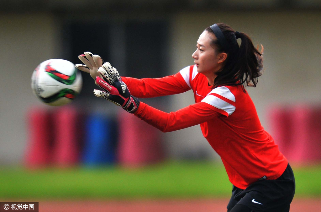2015年07月26日，湖北省武汉市，中国女足在武汉卓尔队的主场新华路体育场进行训练。原定晚上6点到8点，但途中下起了雷暴，张越的训练不得不提前结束。