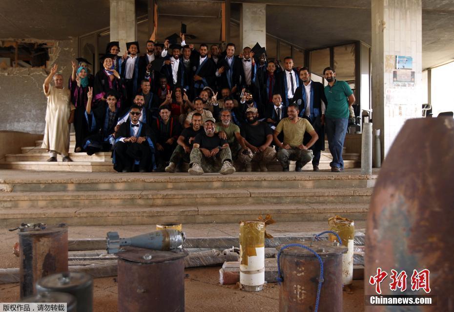 利比亚大学被摧毁 学生在废墟前拍毕业照