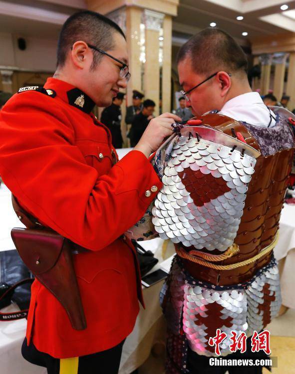 12月3日，北京龙骑兵军事俱乐部迎来了一年一度的军装秀活动，200余名资深军迷穿着多个国家各时期“军服”及警察“制服”盛装出席。该活动已成为军迷交流、学习军事知识的盛大PARTY。