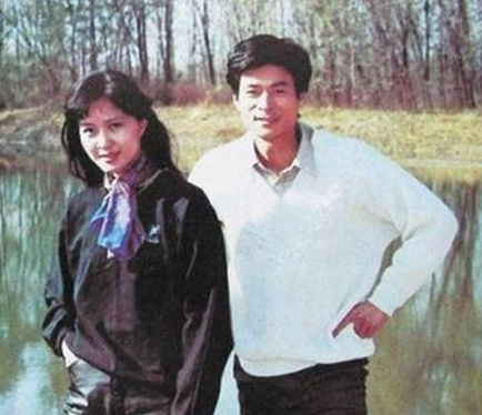 她是首个春晚英语主持,28岁成四料影后,惨遭抛