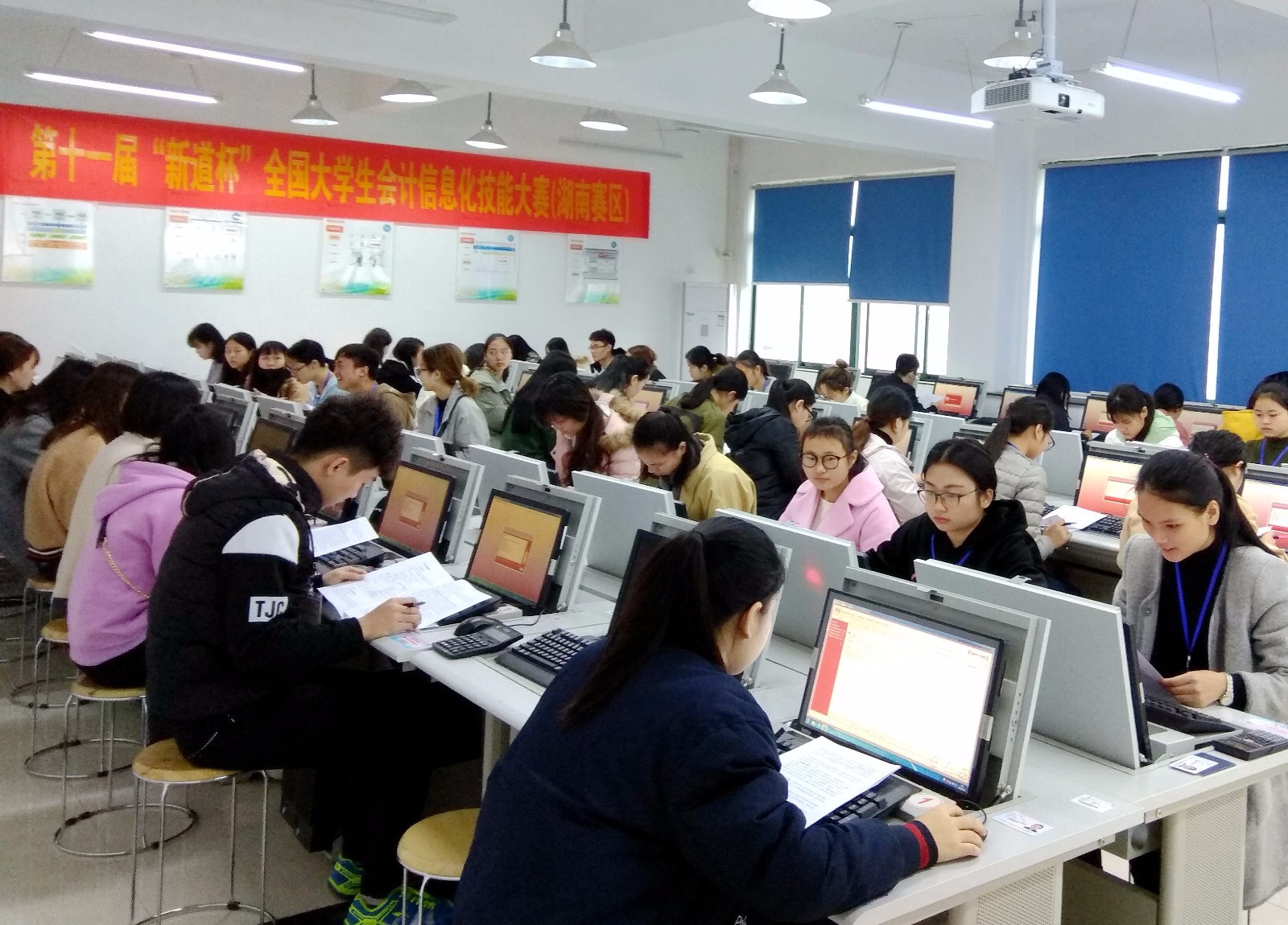 湖南财工院在全国大学生会计信息化技能大赛中