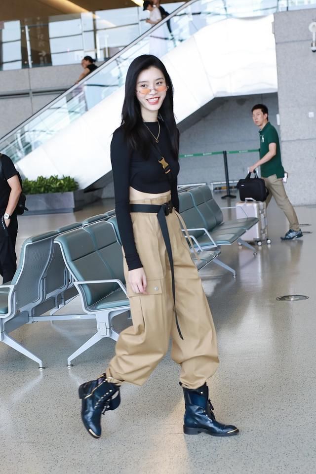 奚梦瑶卡其色工装裤现身机场,裸背上衣性感抢