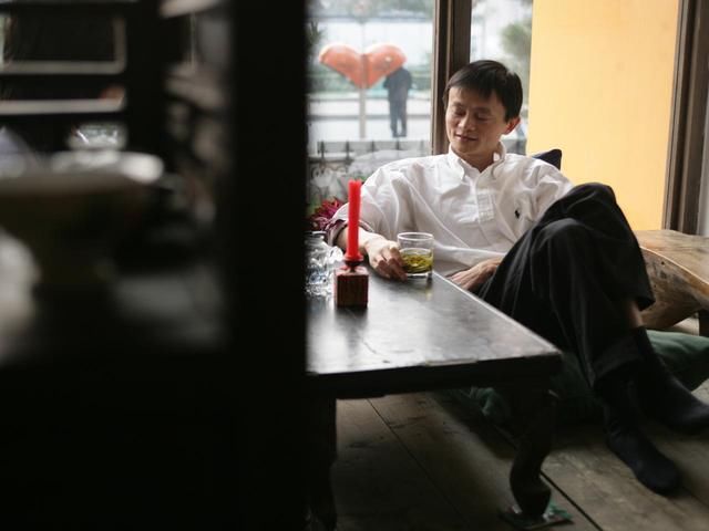 网友发问:支付宝的花呗剁手一万额度,到期不还