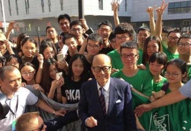 李嘉诚明明已经是世界首富,身家已突破万亿,为