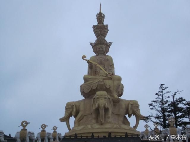 天府之国 从雷洞坪步行上山到金顶 下雨天黑风