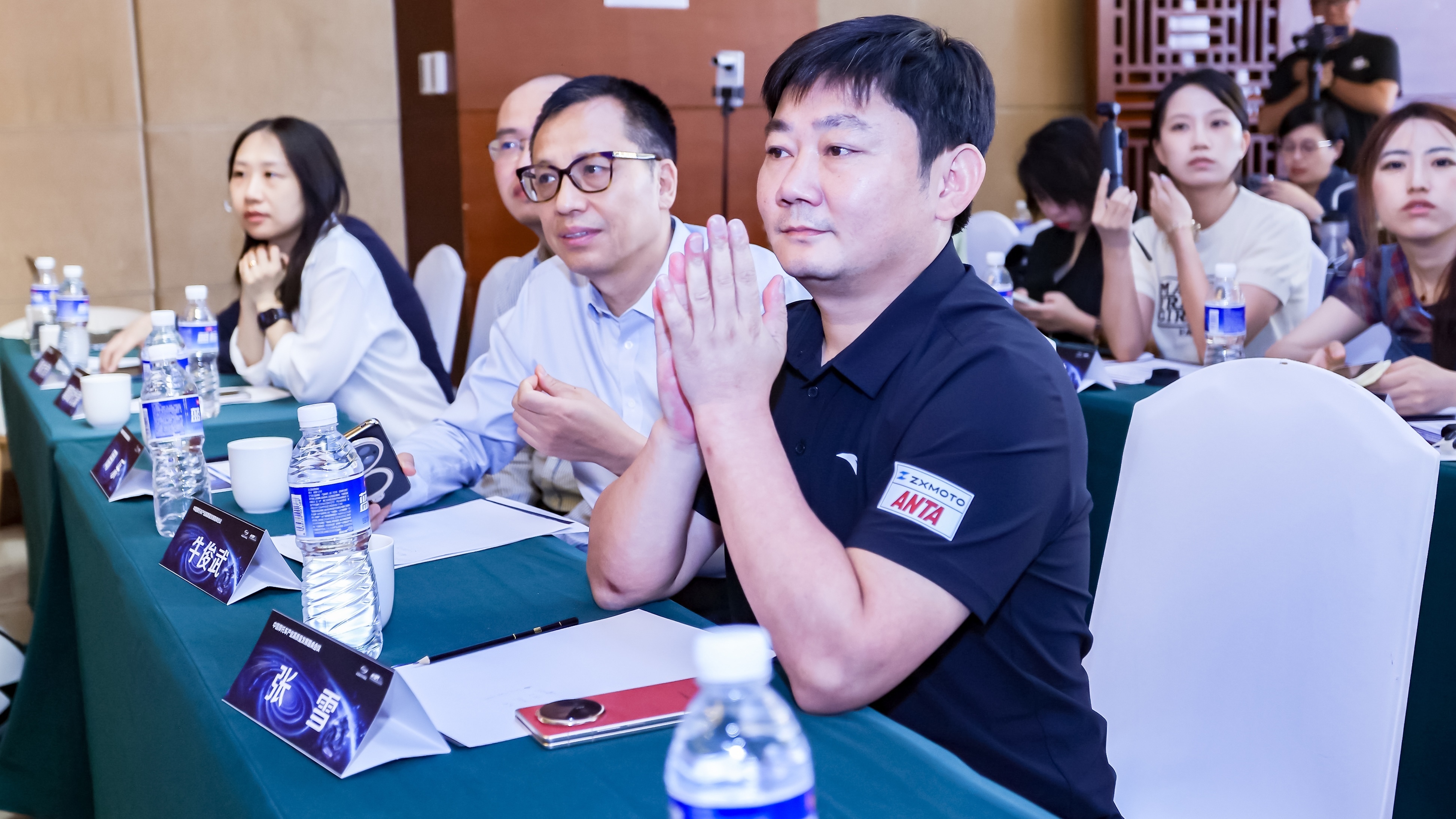 和张雪开会时谈摩托车13年报废等问题