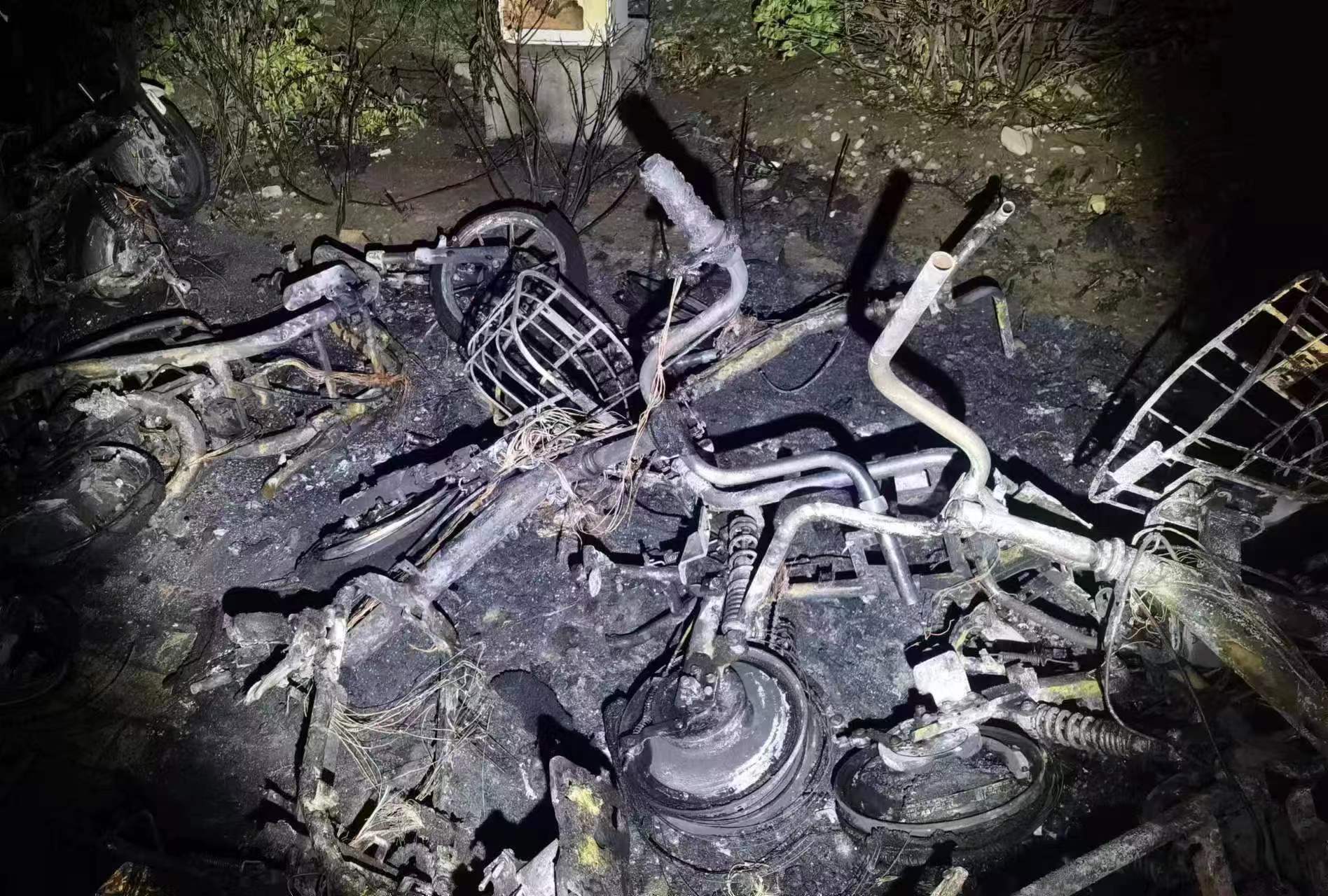 北京又一电动车凌晨起火,现场一片狼藉!万幸是室外 北京又一电动车凌晨起火,现场一片狼藉!万幸是室外