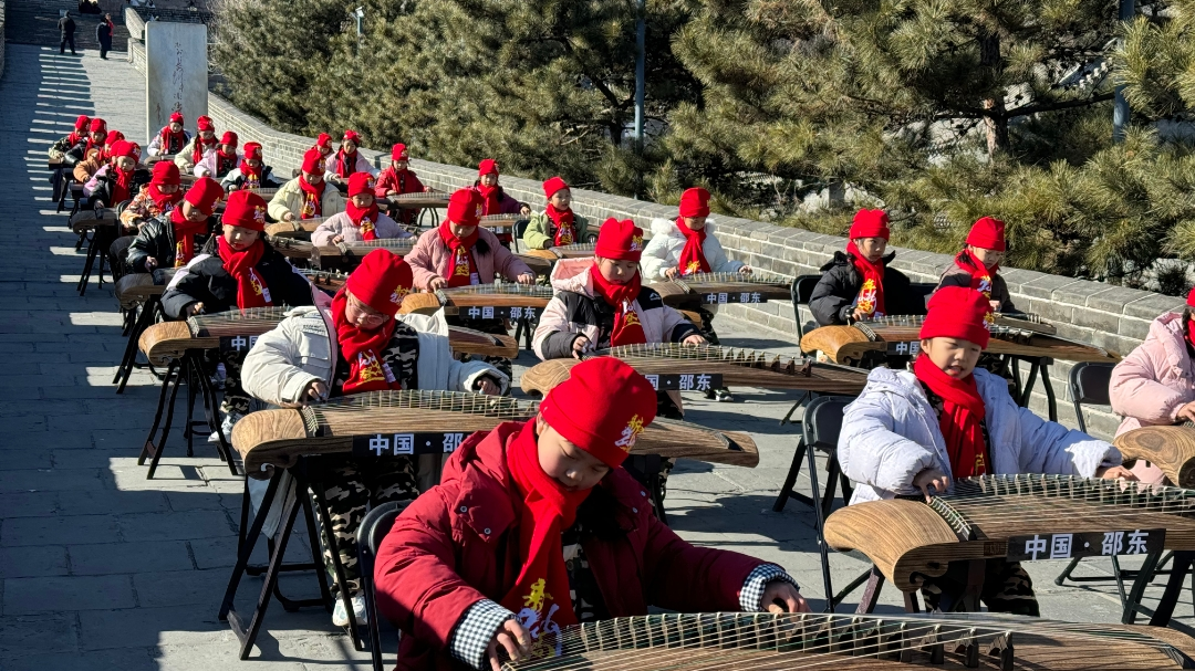 “10后”在长城齐奏古筝