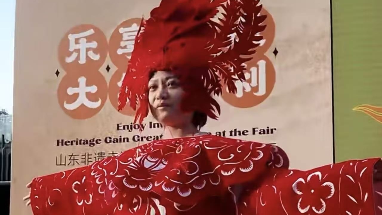 非遗剪纸“穿”上身，街头吸睛无数