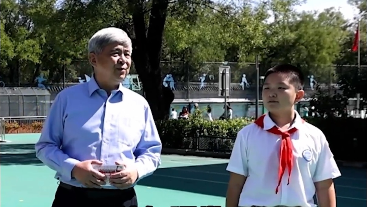 恍如隔世！再次回到北京市自忠小学 张自忠的外孙车晴思绪万千