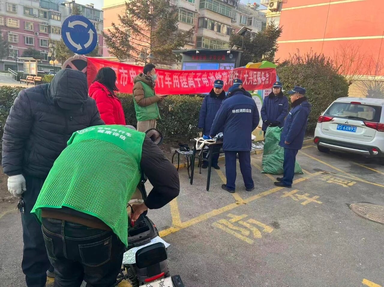 您没看错,他们在给电动自行车电池做健康评估检测 您没看错,他们在给电动自行车电池做健康评估检测