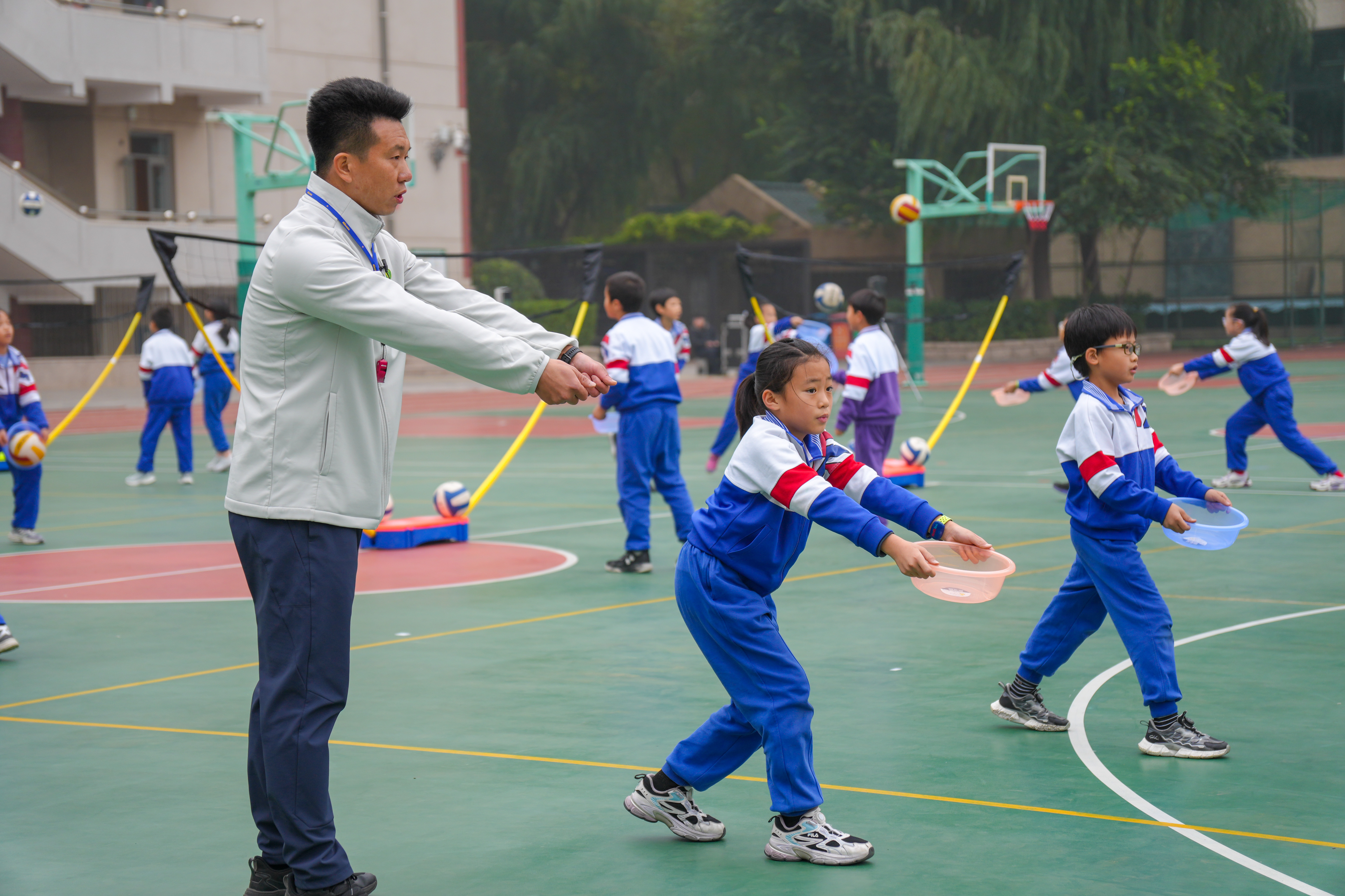 小盆练排球、AI评泳技:北京景山学校课堂掀起体育教学变革新风 小盆练排球、AI评泳技:北京景山学校课堂掀起体育教学变革新风