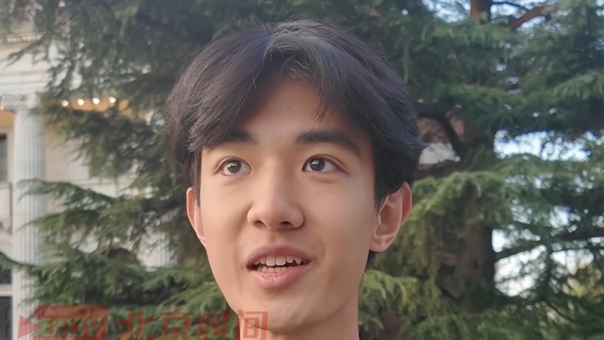 清华大学美术学院一24级新生前来悼念杨振宁