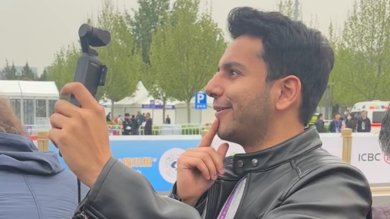 中阿记者方浩明挤在第一排报道机器人半马称采访位置得靠抢 中阿记者方浩明挤在第一排报道机器人半马称采访位置得靠抢