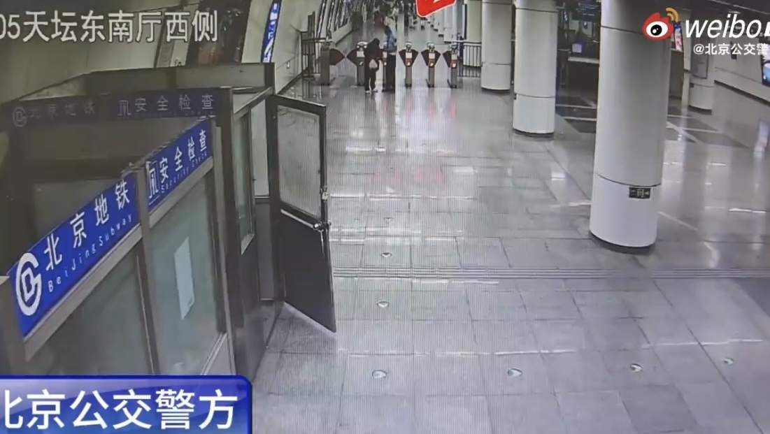七旬大妈穿拖鞋迷路民警高情商救场 七旬大妈穿拖鞋迷路民警高情商救场