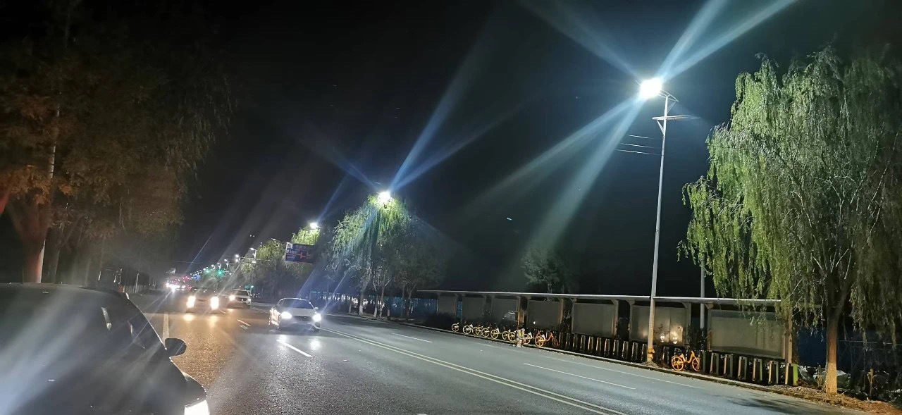 好亮！路灯更换新光源，居民夜间出行安全了