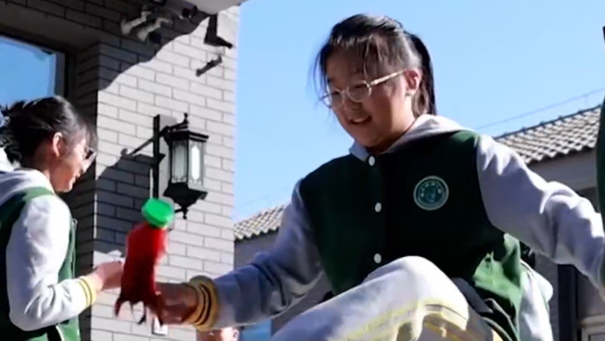 老北京耍货进校园！抖空竹、滚铁环，现在的孩子会哪个？