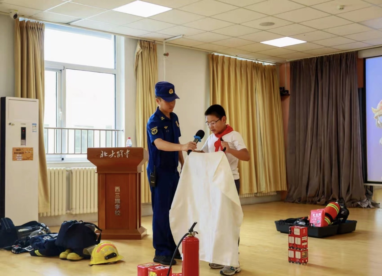 牵手同行筑防线安全护航开学季海淀区消防救援局消防安全第一课开讲