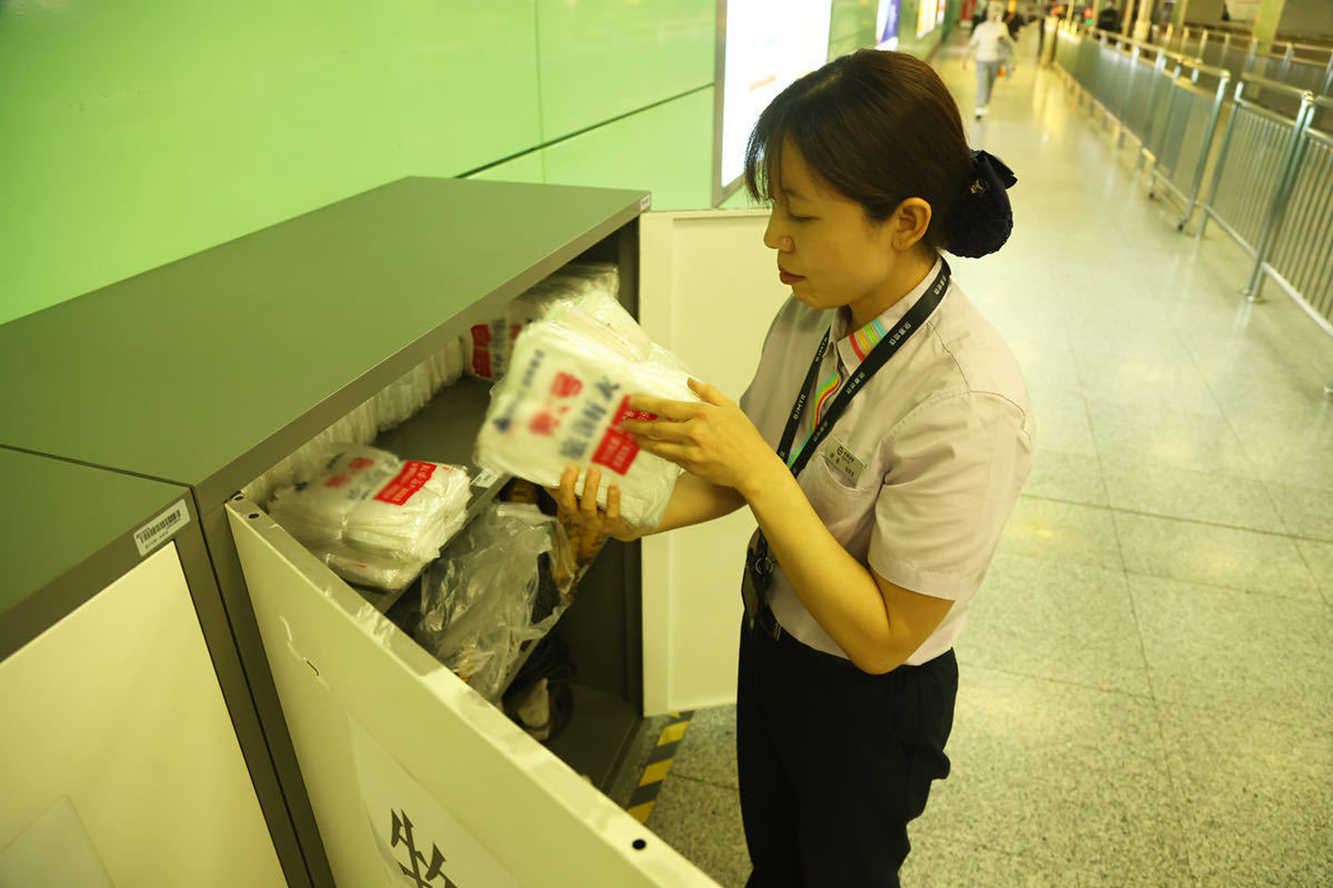 京港地铁备足运力，强化保障，守护乘客雨天顺畅出行