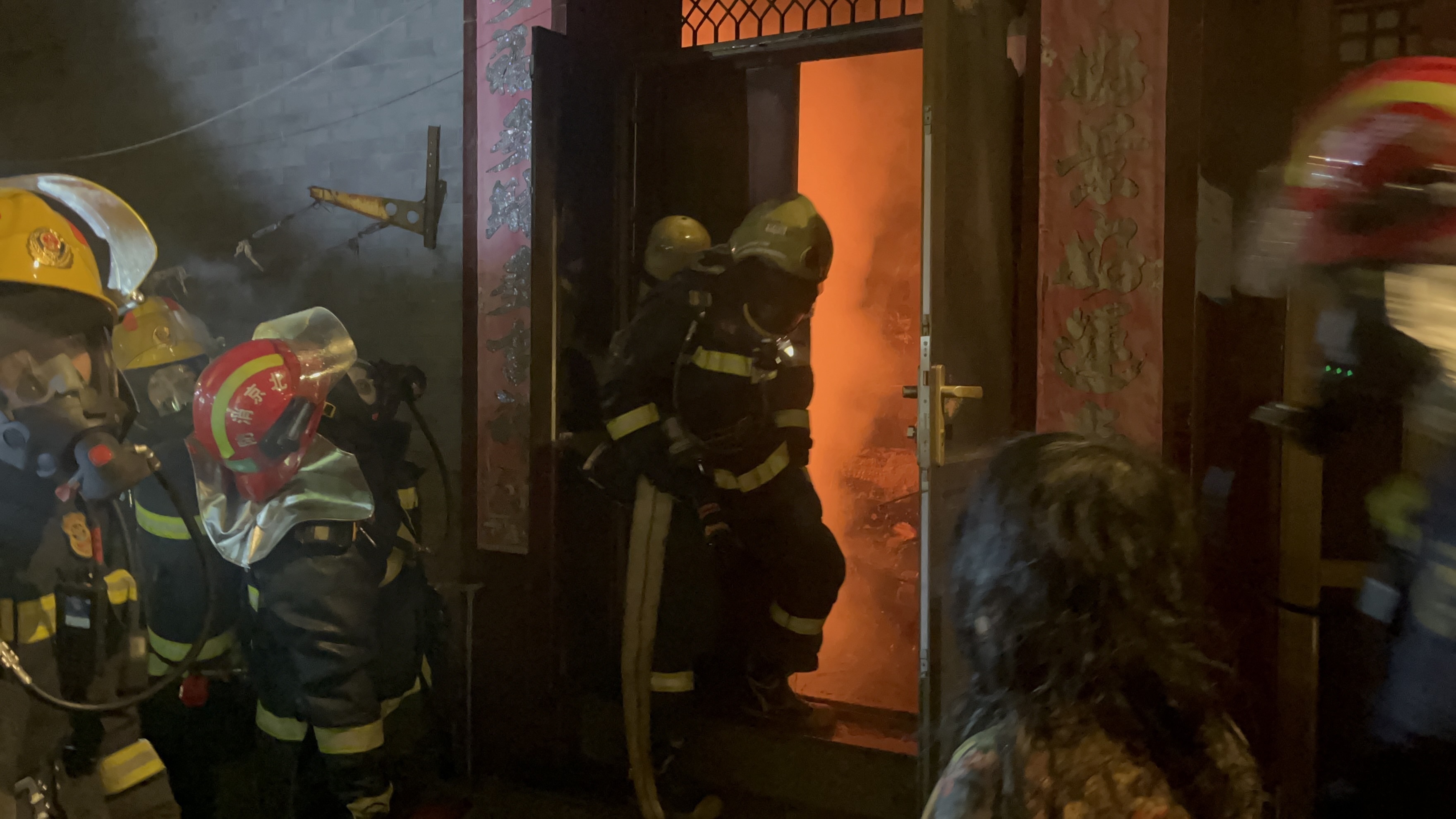 平房凌晨起火消防员浓烟中救出6人