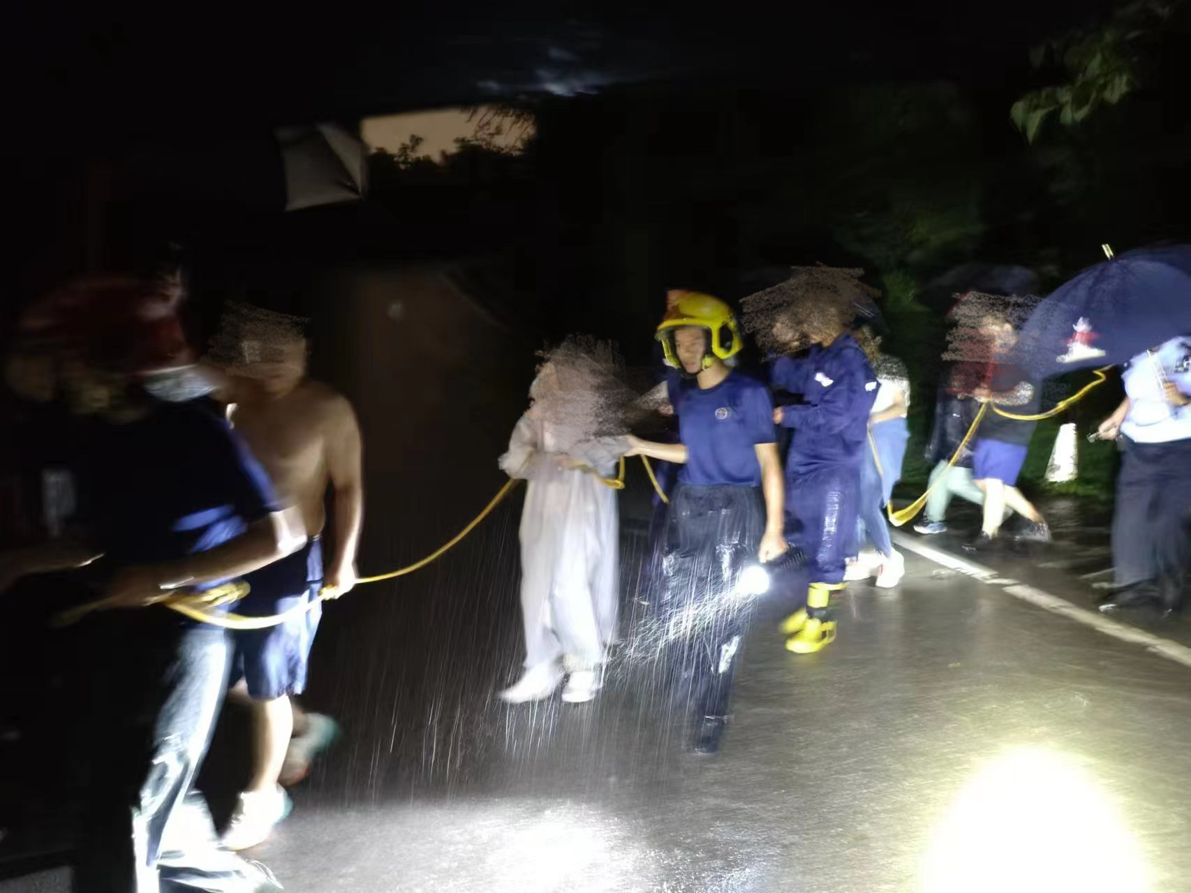 8人“傍晚爬山”被困!石景山消防紧急救援 8人“傍晚爬山”被困!石景山消防紧急救援