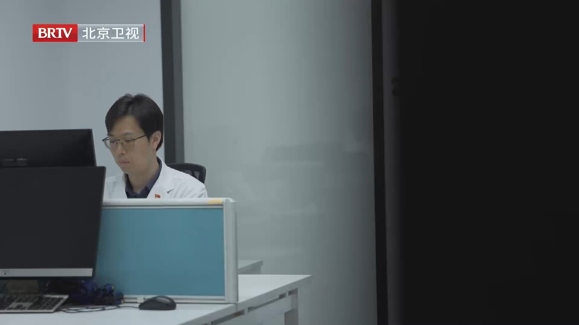 医生谭泊静抱病坚守妻子心疼落泪