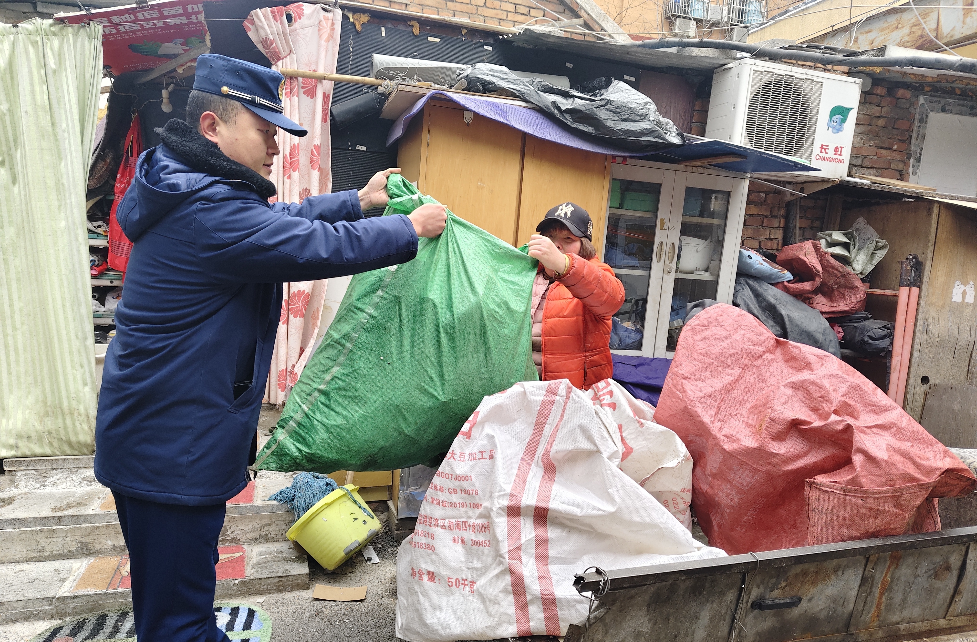 西城支队联合街道、部门开展可燃物清理行动