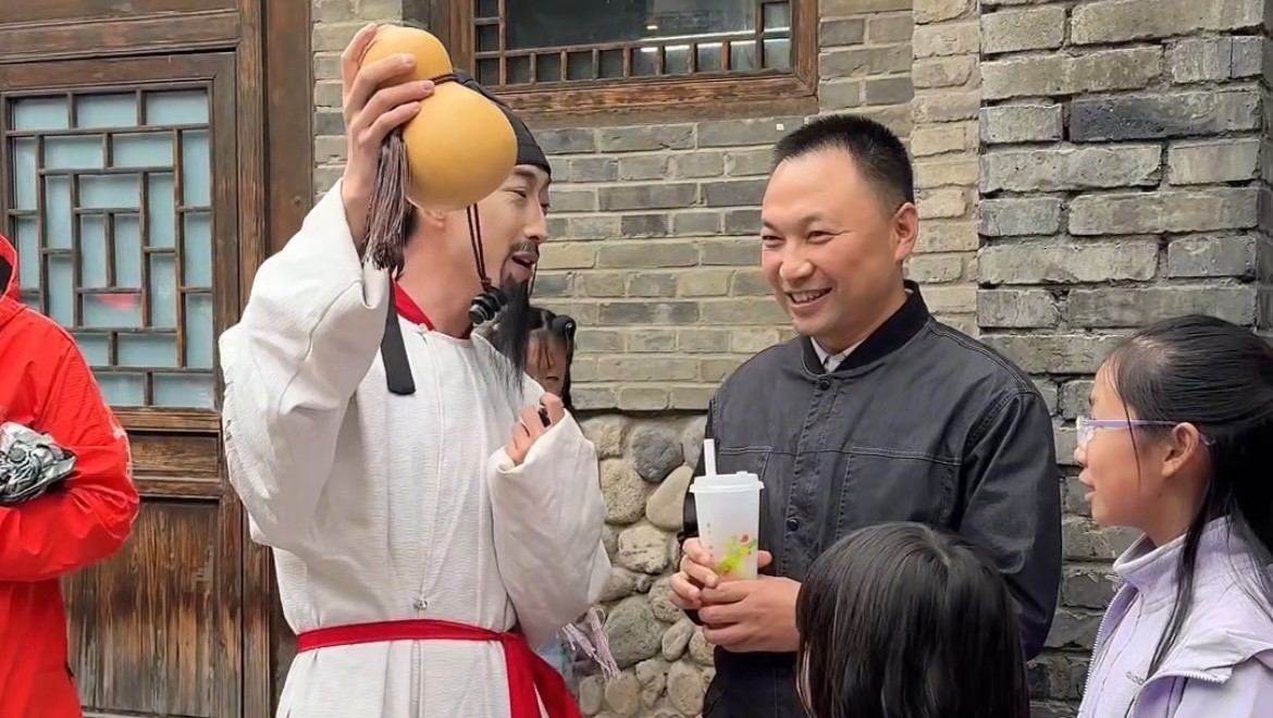 在古北水镇能与“李白”对酒当歌