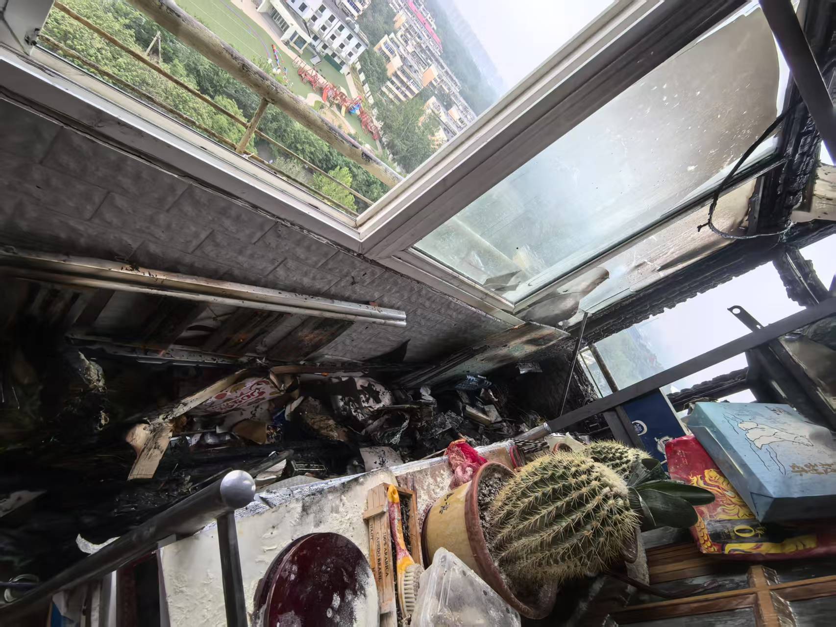石景山区一居民家中阳台突发火情