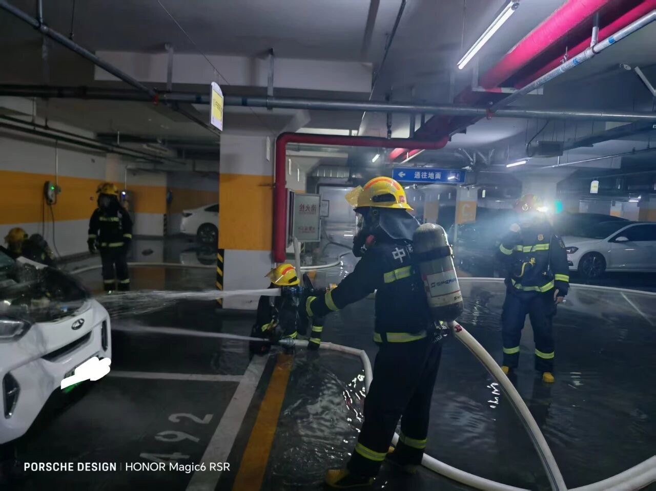 车辆起火 物业微型消防站第一时间处置