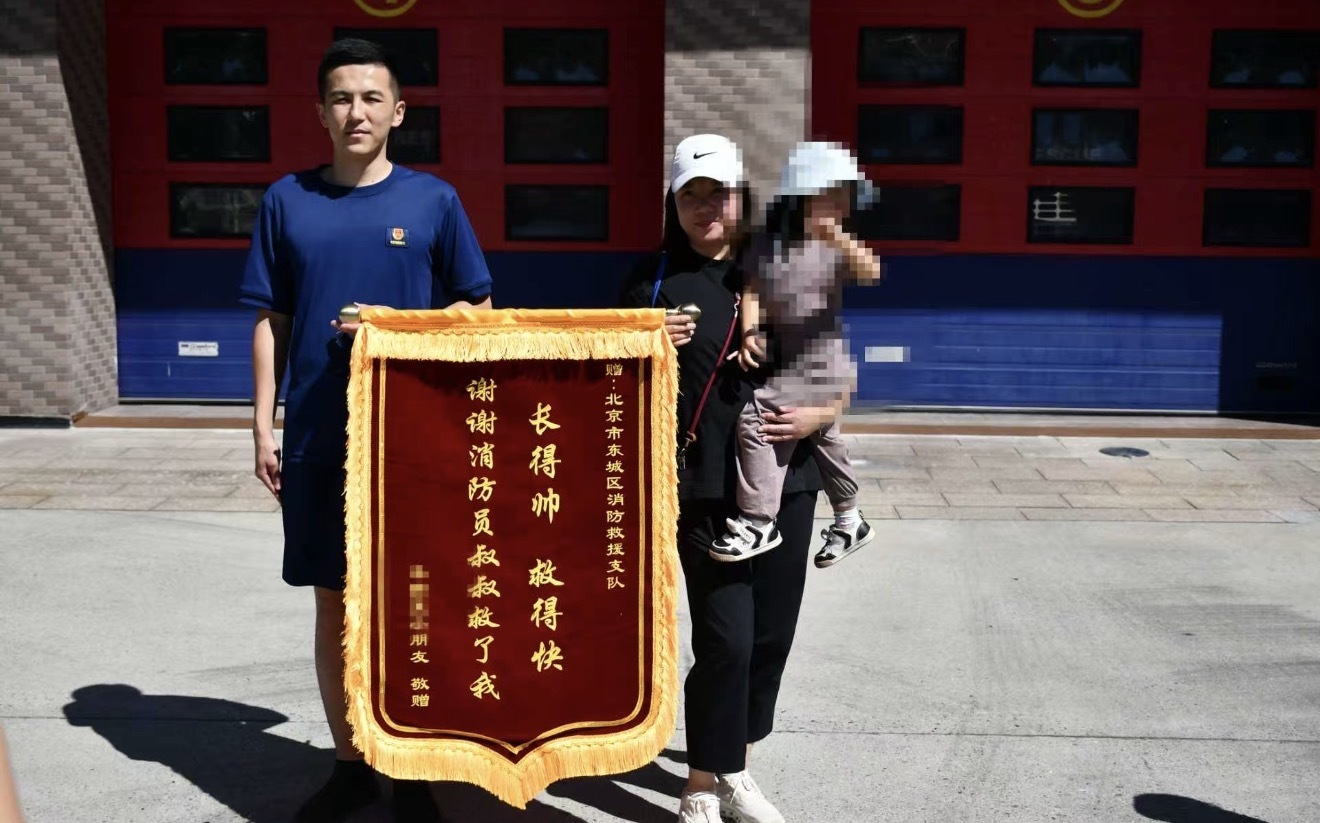 一面锦旗背后的6分钟：龙潭湖消防员烈日下破拆车窗救出被困女童