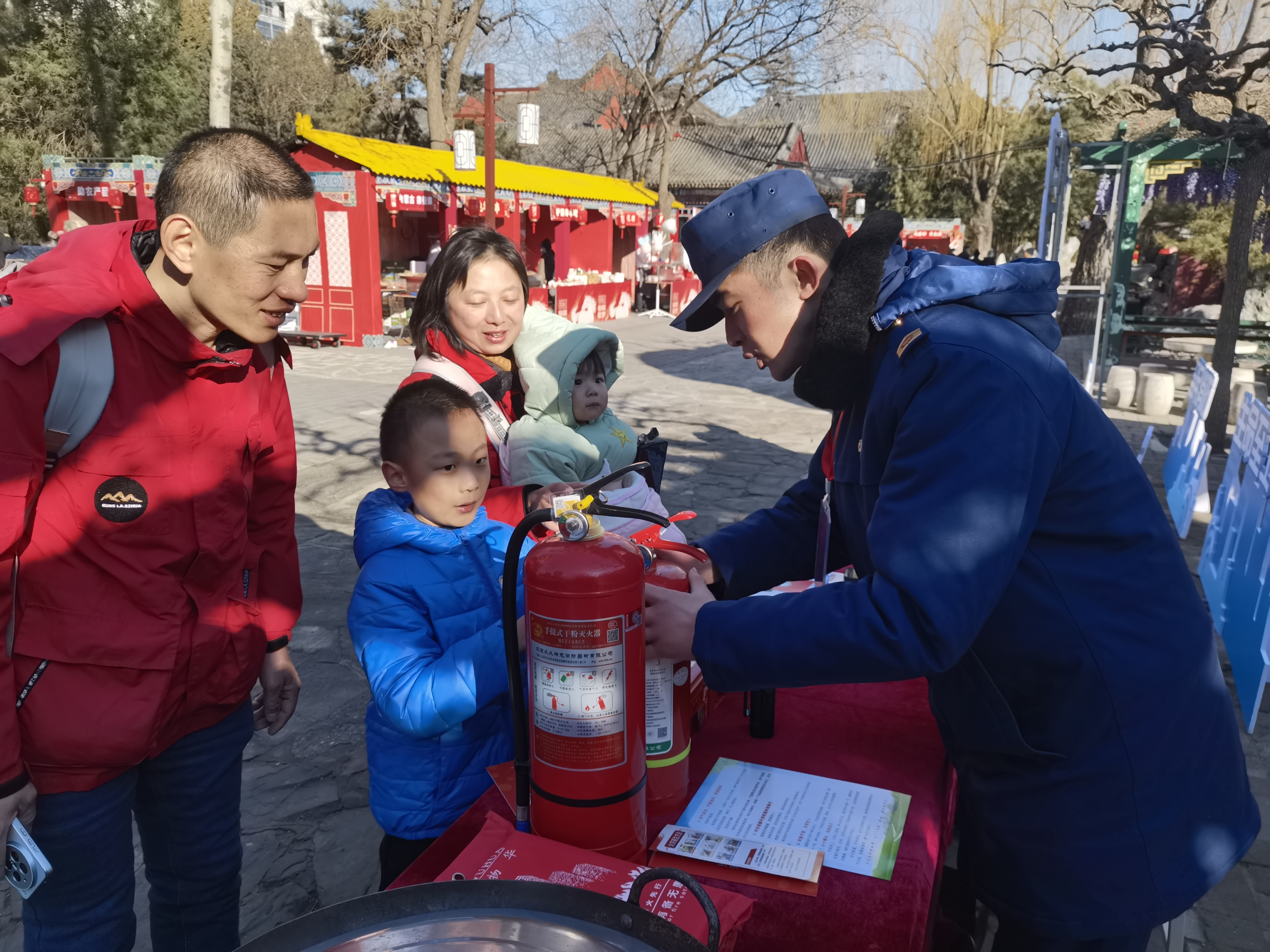 北京西城消防春节“不打烊”商圈景区同步护航 北京西城消防春节“不打烊”商圈景区同步护航