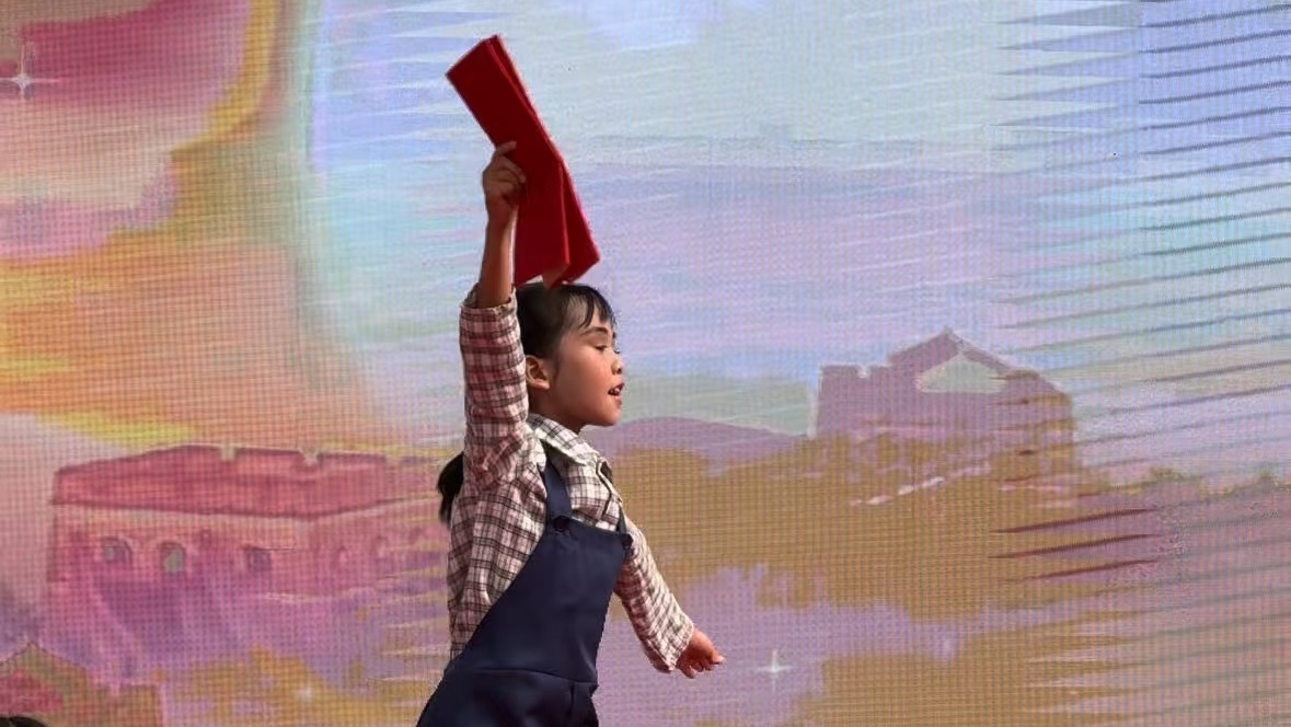 小报童舞动开学礼：穿越烽火的“永不放弃”！