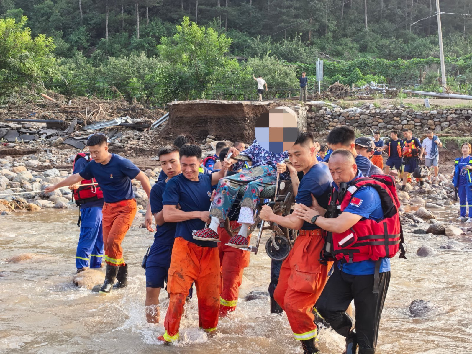 海淀消防怀柔暴雨救援纪实:架桥开路,转移被困群众140余人 海淀消防怀柔暴雨救援纪实:架桥开路,转移被困群众140余人