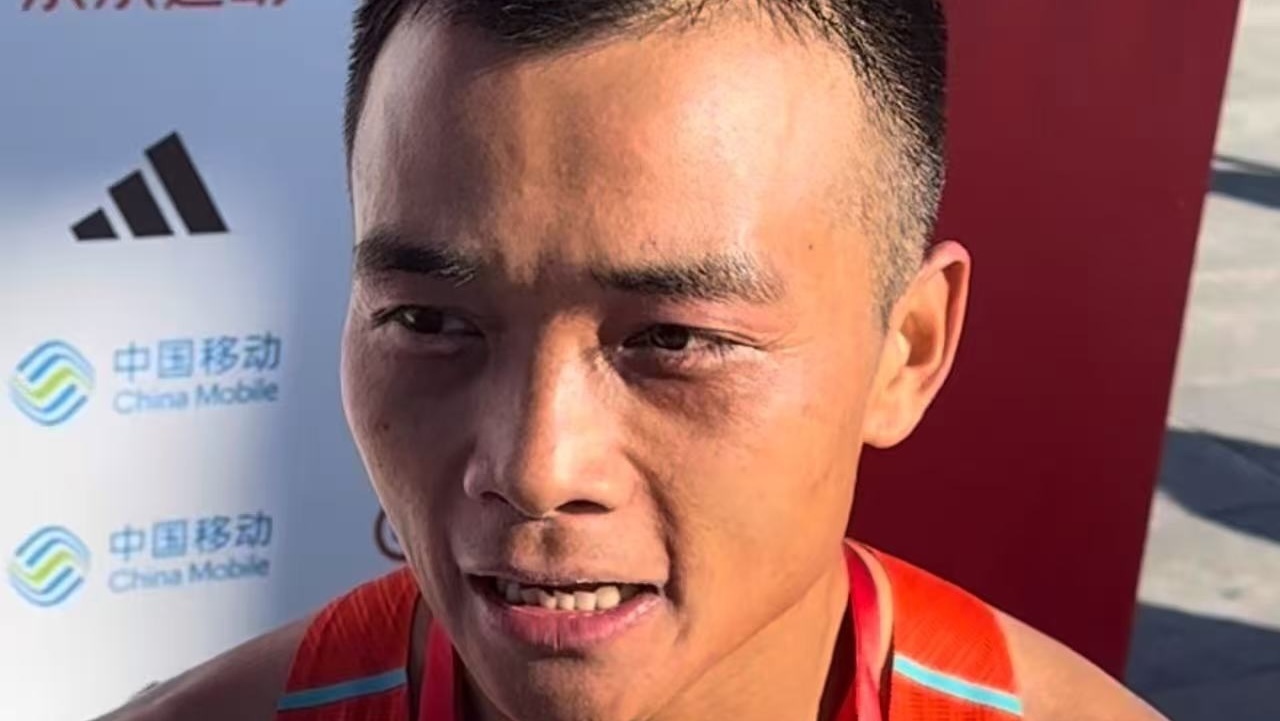 中国运动员杨春龙以2小时12分06秒获得2025北京马拉松男子 中国运动员杨春龙以2小时12分06秒获得2025北京马拉松男子