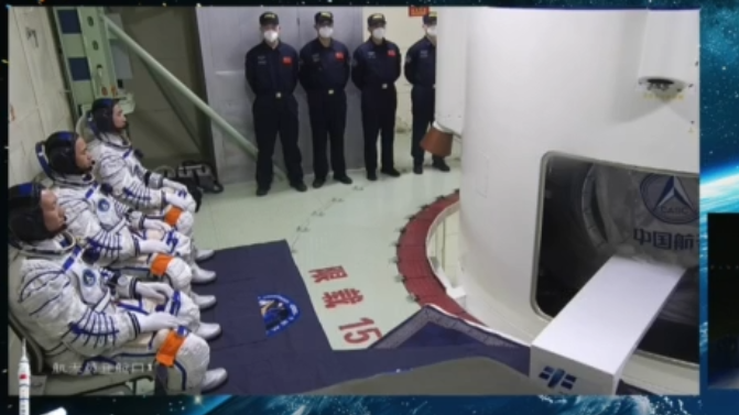 神二十一航天员到达发射塔架 等待进舱