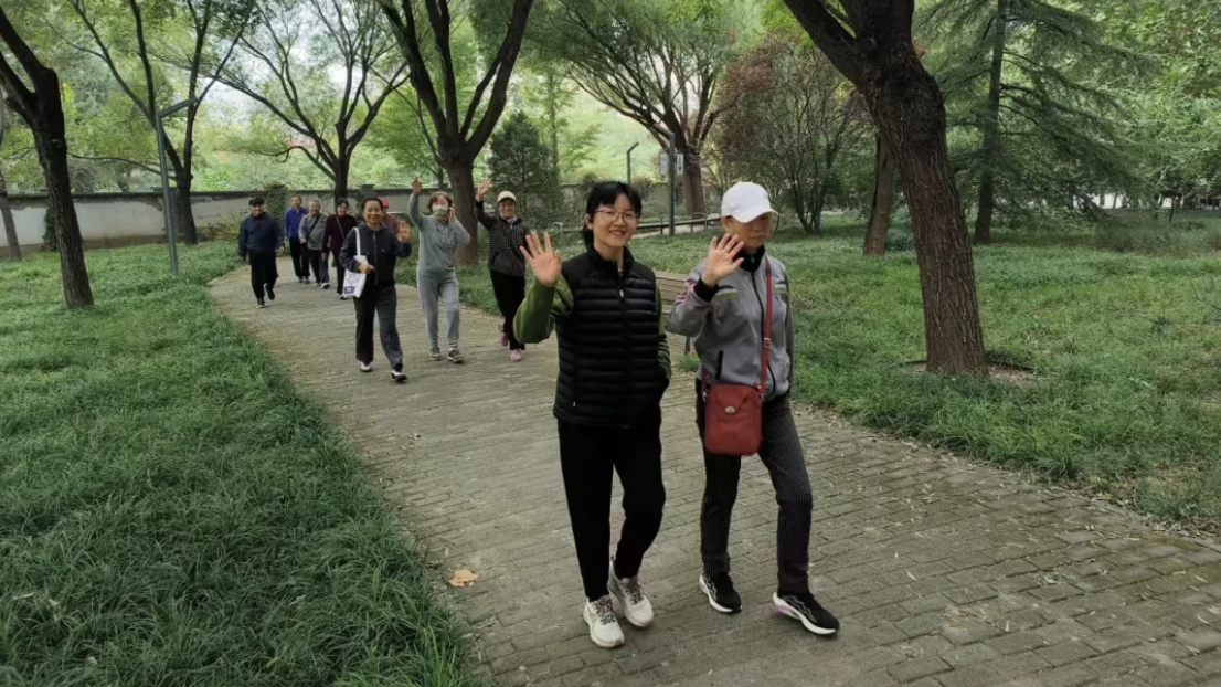 石景山鲁谷街道京汉旭城社区举办全民健身你我同行邻里节健步走活动