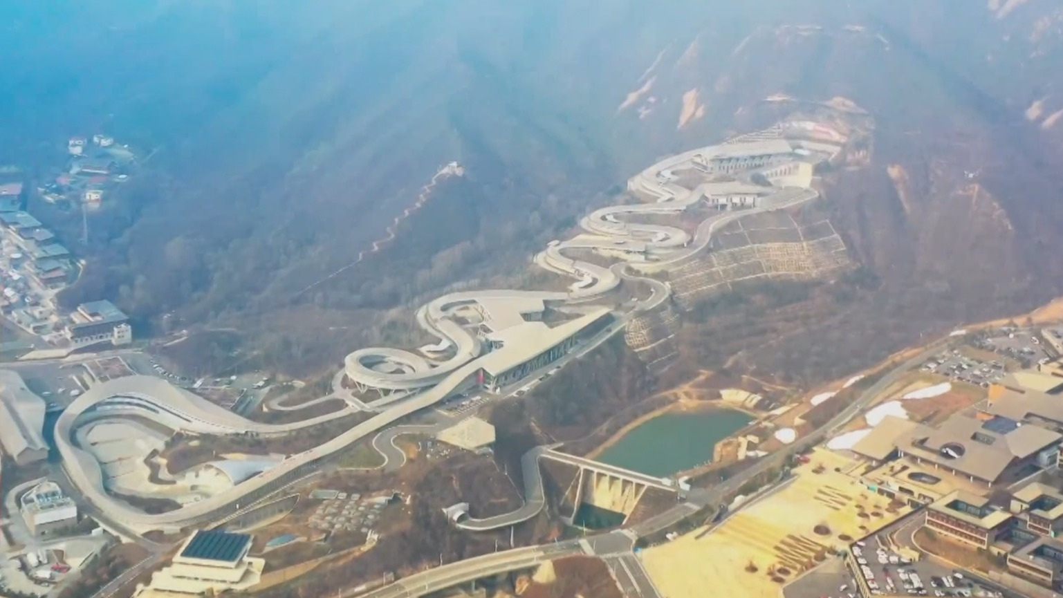 速度与激情 记者深度体验冬奥赛场“雪游龙” 速度与激情 记者深度体验冬奥赛场“雪游龙”