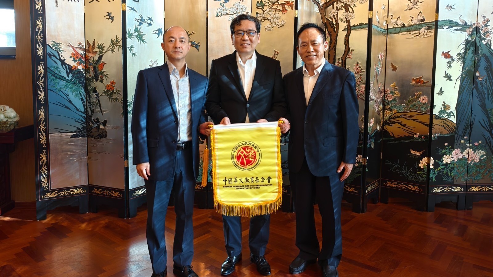 于晓拜访中国驻荷兰使馆_北京时间
